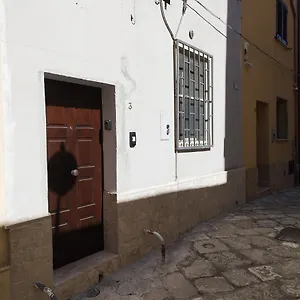 https://first-house.lecce-hotels.com